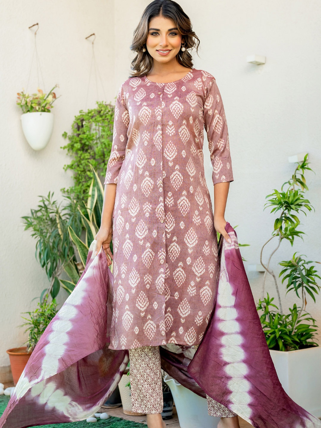 

PRETTY PALLU Ethnic Motifs Printed High Slit Straight Kurta With Trousers And Dupatta, Pink