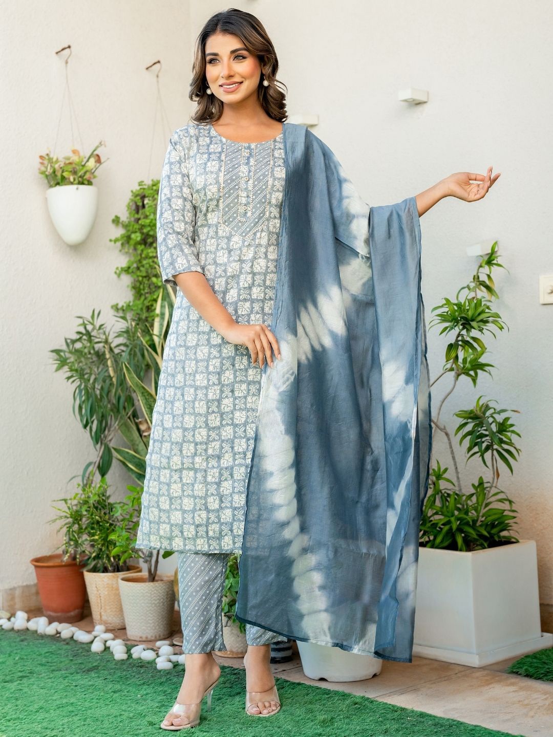 

PRETTY PALLU Floral Printed Gotta Patti Straight Kurta With Trousers And Dupatta, Grey