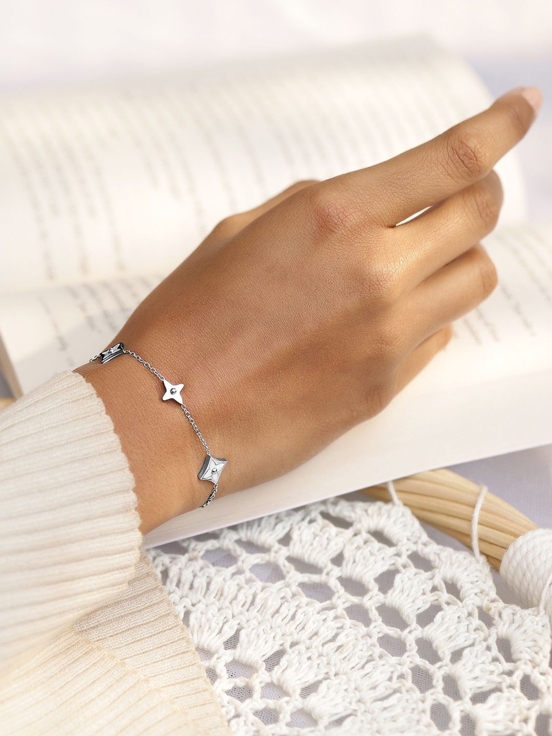 

Rubans Voguish Rhodium Plated StainlessSteel TarnishFree Waterproof Floral Charm Bracelet, Silver