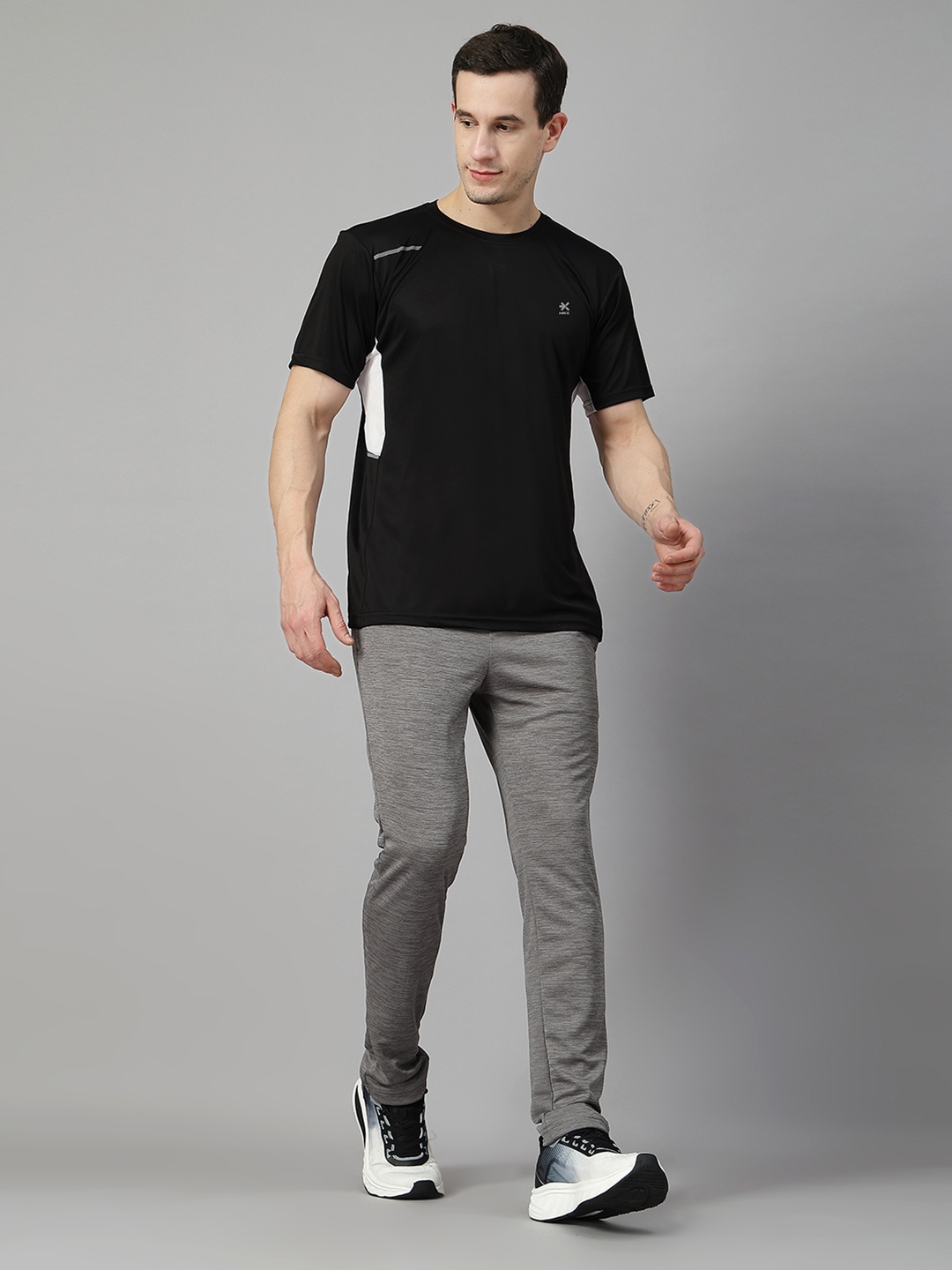 

HRX by Hrithik Roshan Men Colourblocked Round Neck T-shirt, Black