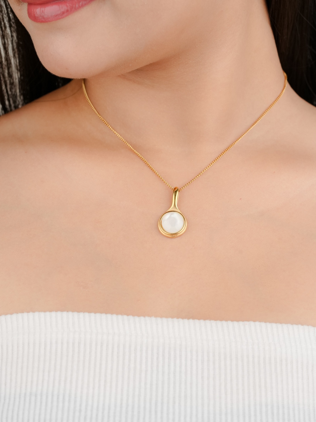 

Zeraki Jewels Gold-Plated Artificial Stones Studded Circular Pendant With Chain