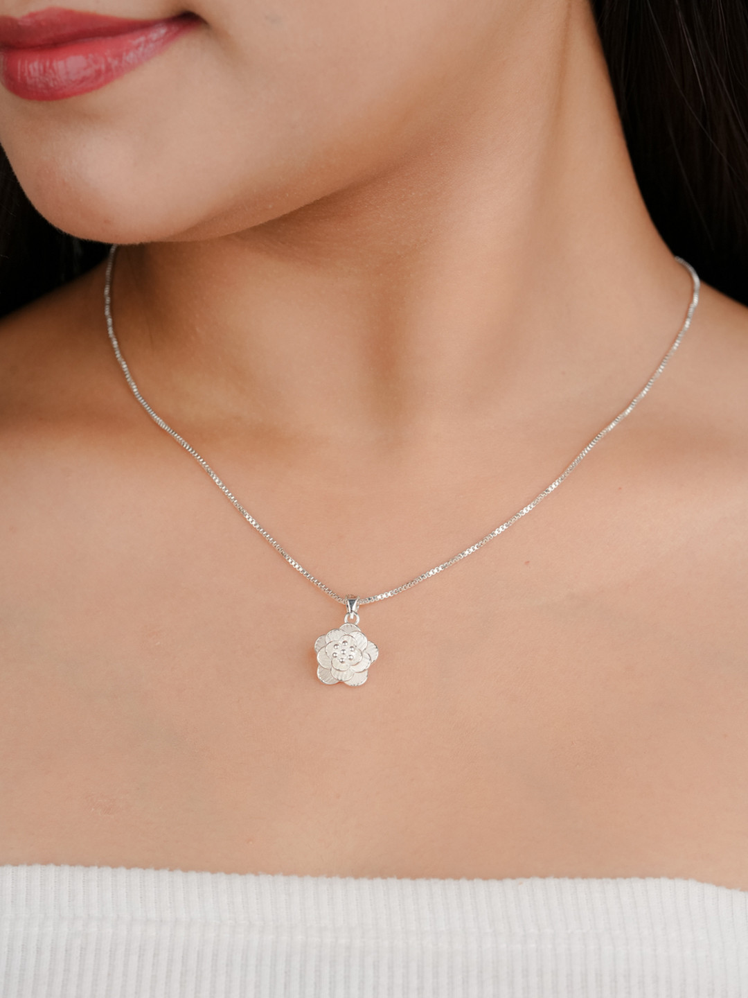 

Zeraki Jewels Gold-Plated Floral Shaped Pendant With Chain, Silver
