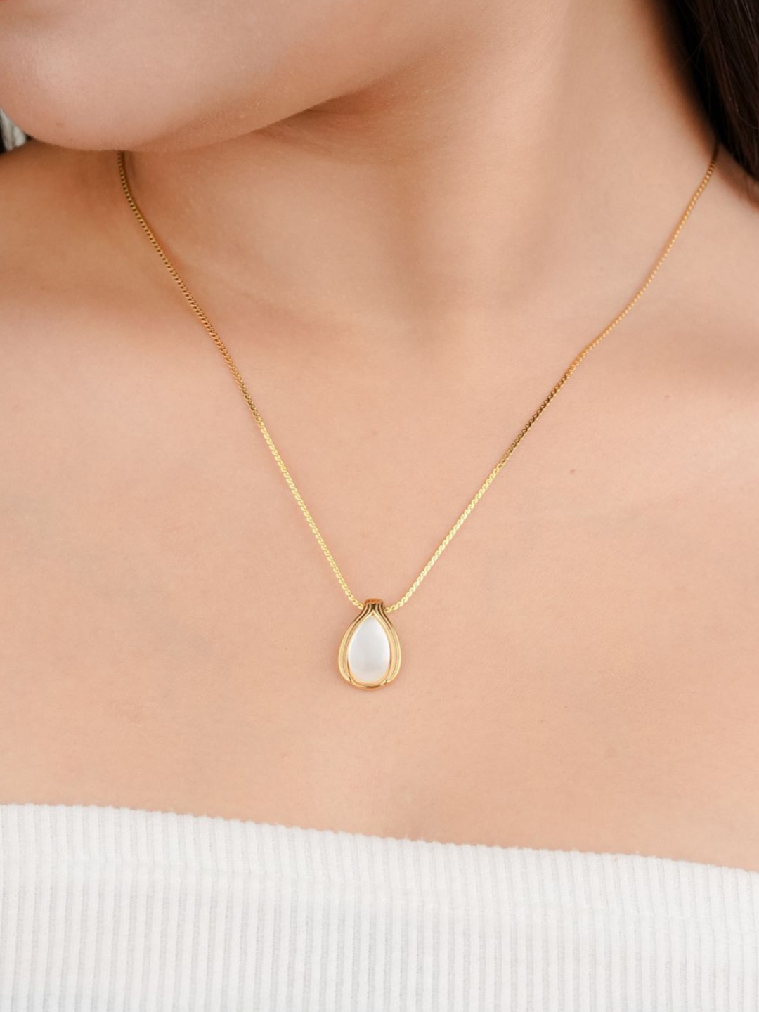 

Zeraki Jewels Gold-Plated Artificial Stones Studded Teardrop Shaped Pendant With Chain