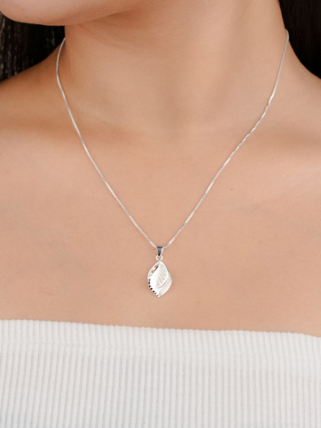 

Zeraki Jewels Silver-Plated Square Pendants With Chains