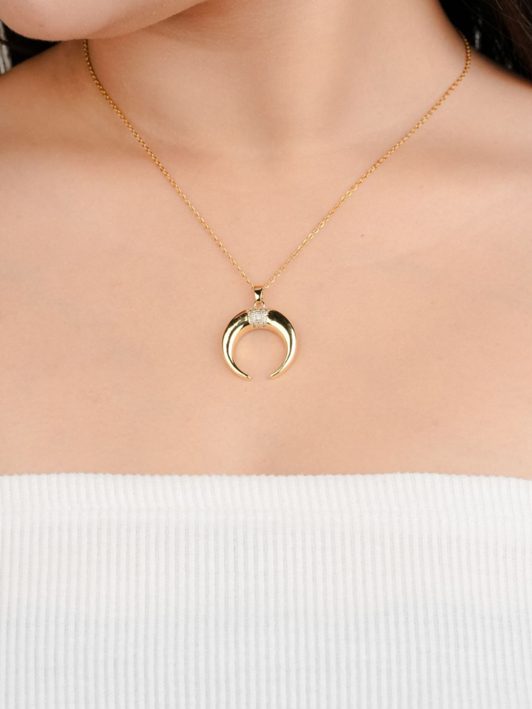 

Zeraki Jewels Gold-Plated Geometric Shaped Pendants With Chains
