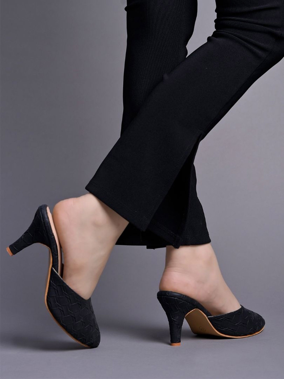 

DressBerry Women Textured Pointed Toe Kitten Mules Sandals, Black