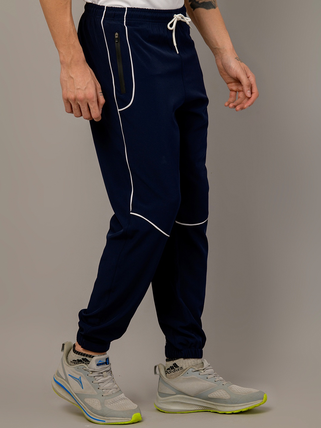 

HRX by Hrithik Roshan Men Regular Fit Rapid-Dry Mid Rise Joggers, Navy blue