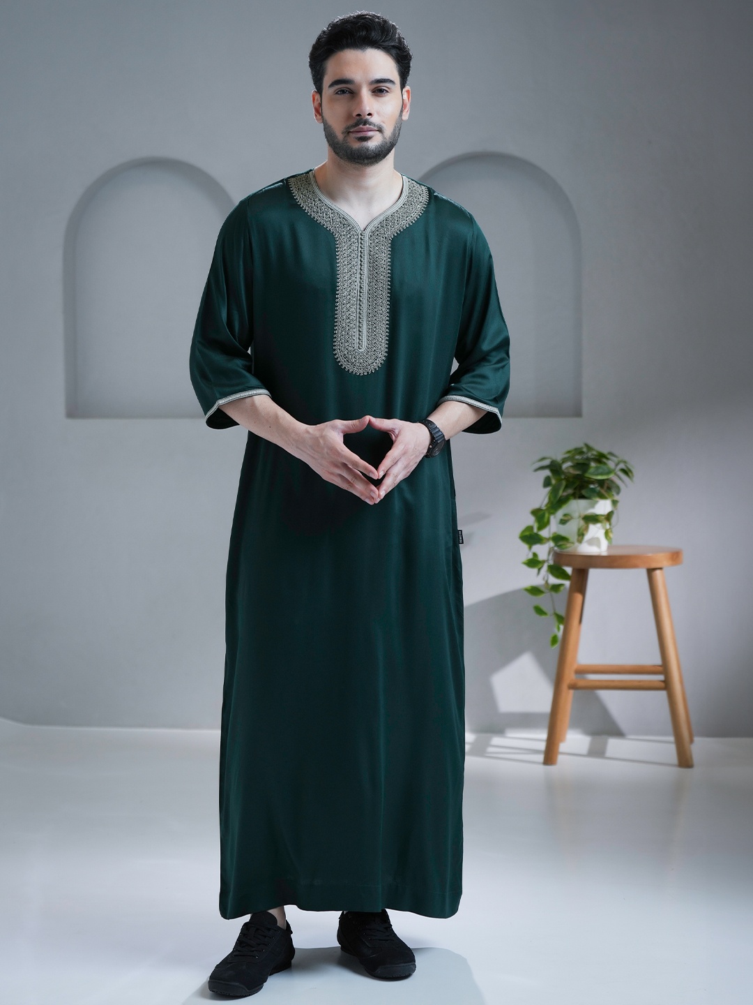 

MASHROO Yoke Embroidered Thread Work A-Line Kurta, Green