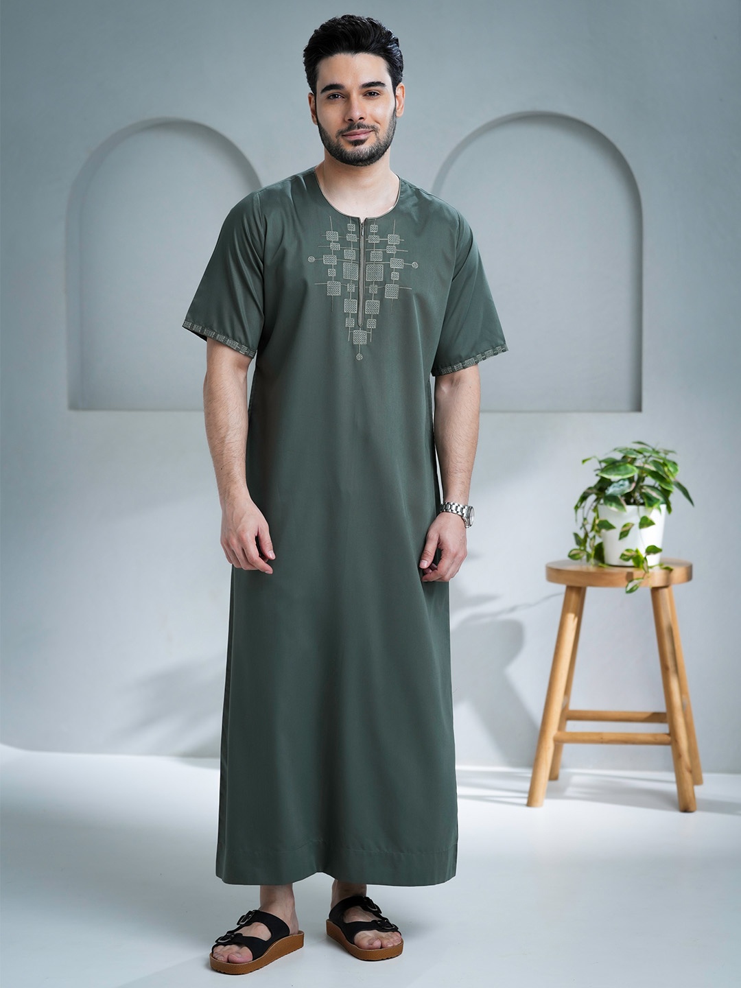 

MASHROO Yoke Embroidered Thread Work A-Line Kurta, Green