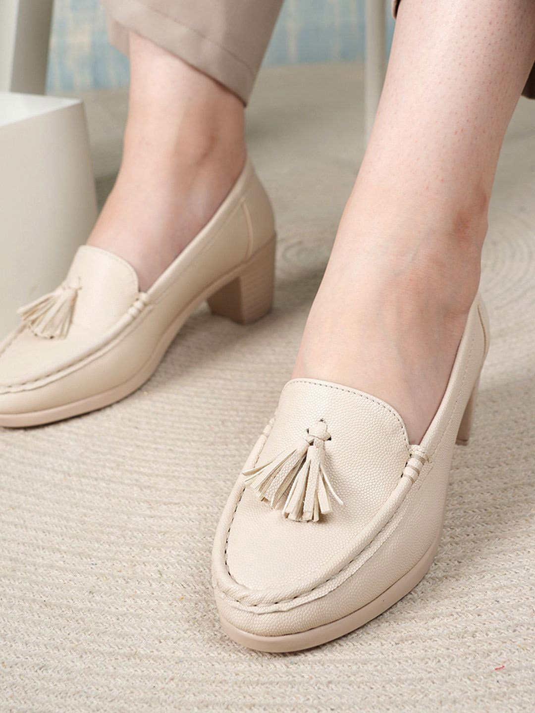 

DressBerry Women Round Toe Boat Shoes, Cream