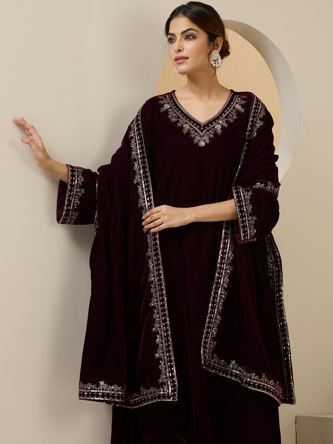 

Ishin Women Floral Printed Regular Velvet Kurta with Trousers & With Dupatta, Purple