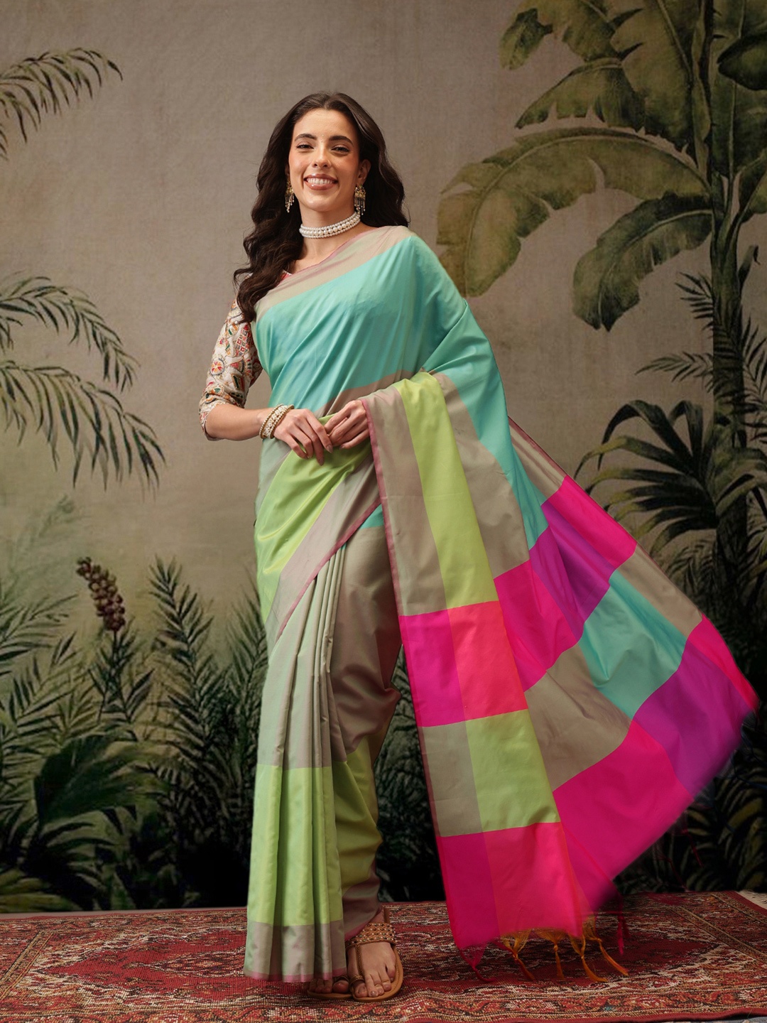 

DIVASTRI Banarasi Soft Silk Uppada Pattu Arani Colorblock Saree, Green