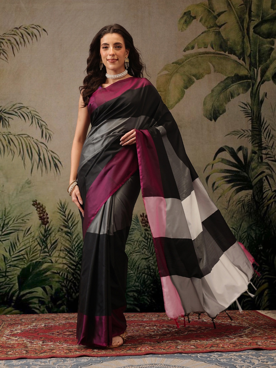 

DIVASTRI Banarasi Soft Silk Uppada Pattu Arani Colorblock Saree, Black