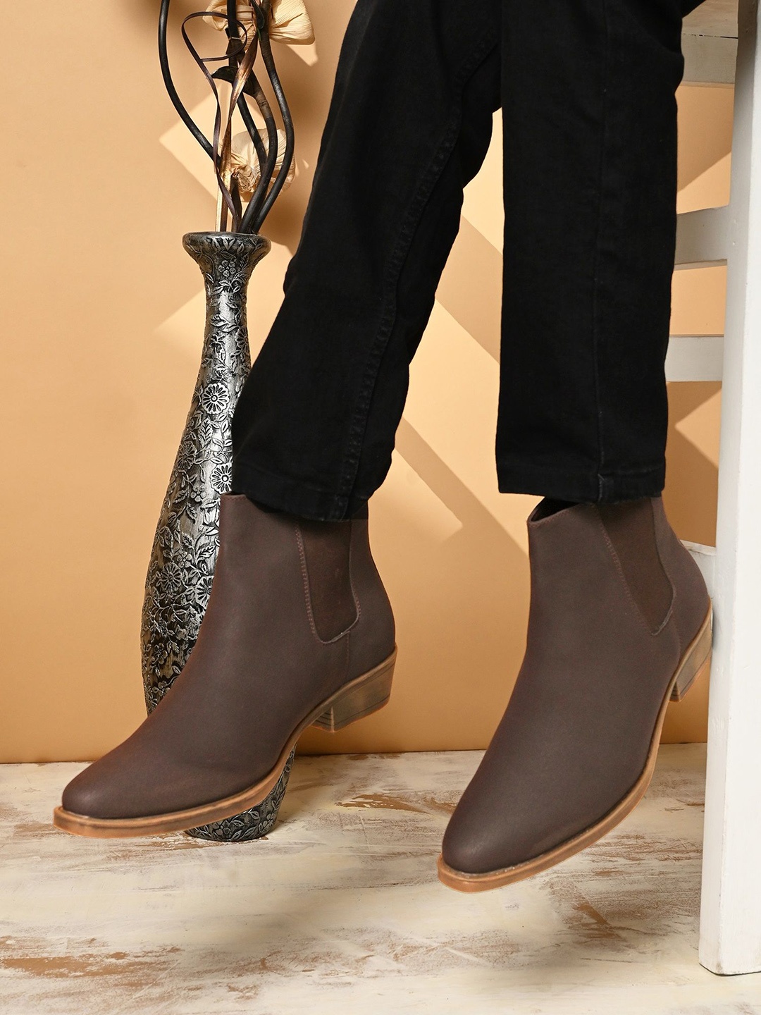 

The Roadster Lifestyle Co Men Textured Block-Heeled Chelsea Boots, Brown