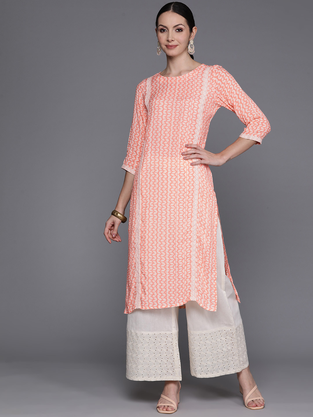 

Ahalyaa Chevron Printed Round Neck Straight Kurta, Off white