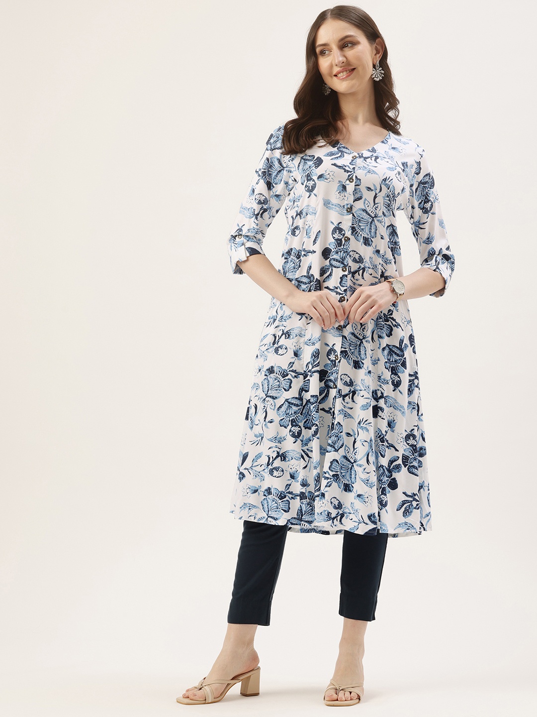 

AMUKTI Floral Printed Roll Up Sleeves Kurta, White