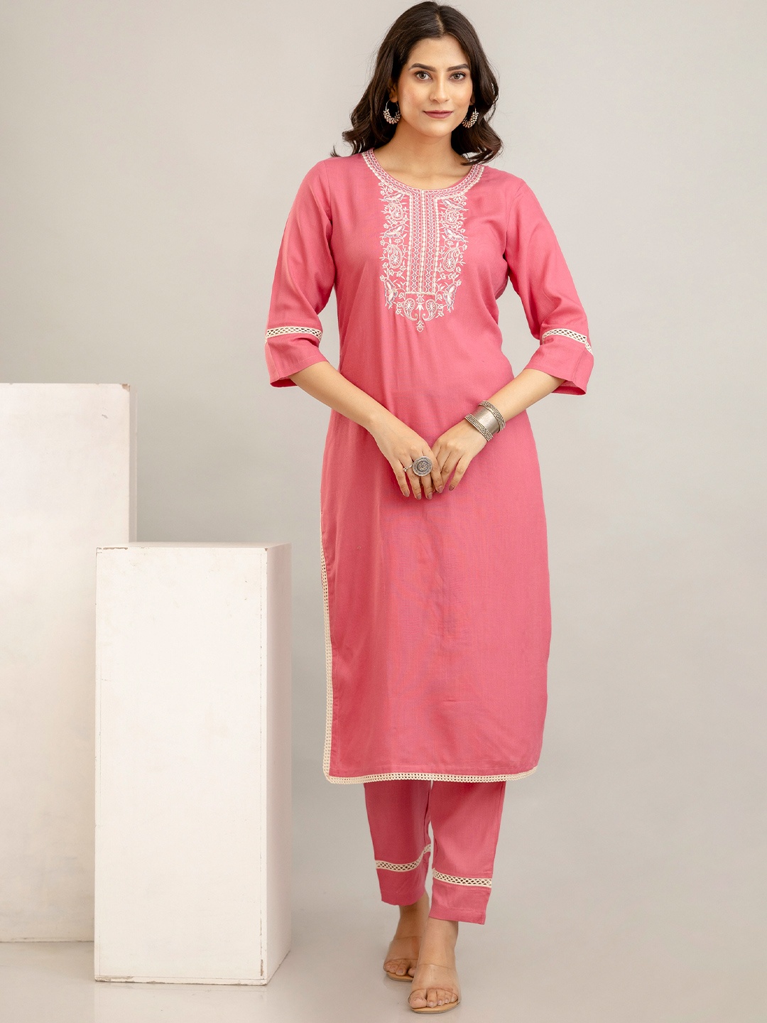 

DishaDakshin Floral Yoke Design Thread Work Straight Kurta with Trouser, Pink