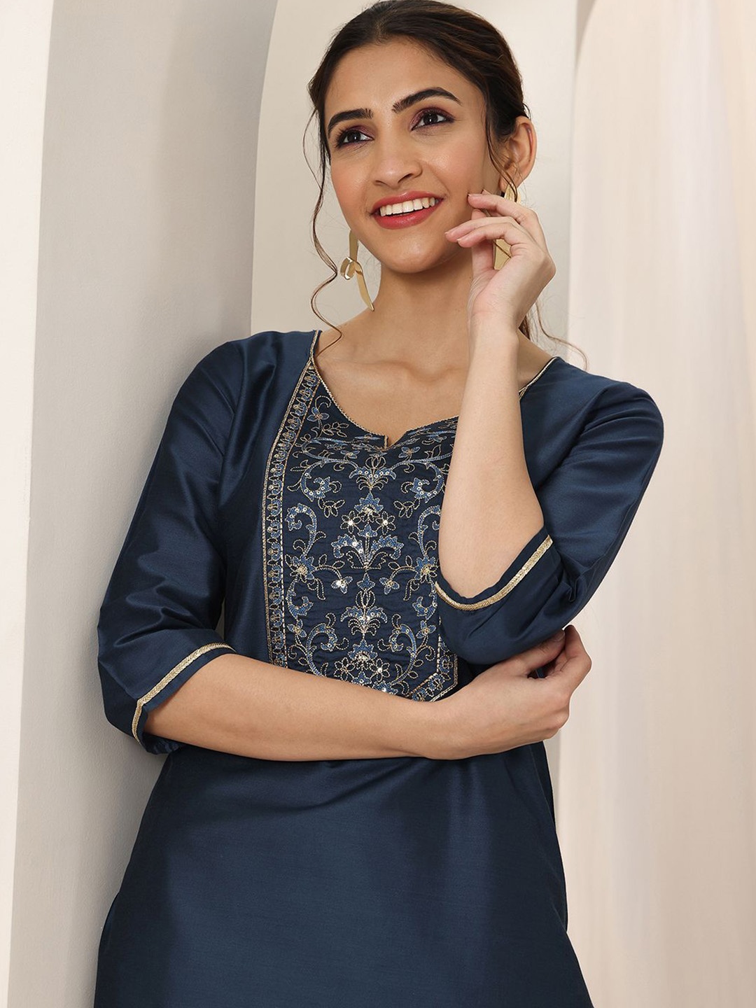 

Libas Floral Embroidered Notch Neck Straight Kurta, Navy blue