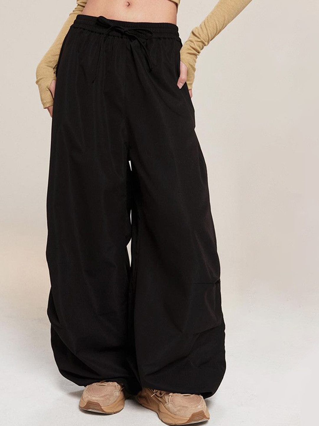 

DressBerry Women Solid Mid-Rise Loose Fit Joggers, Black