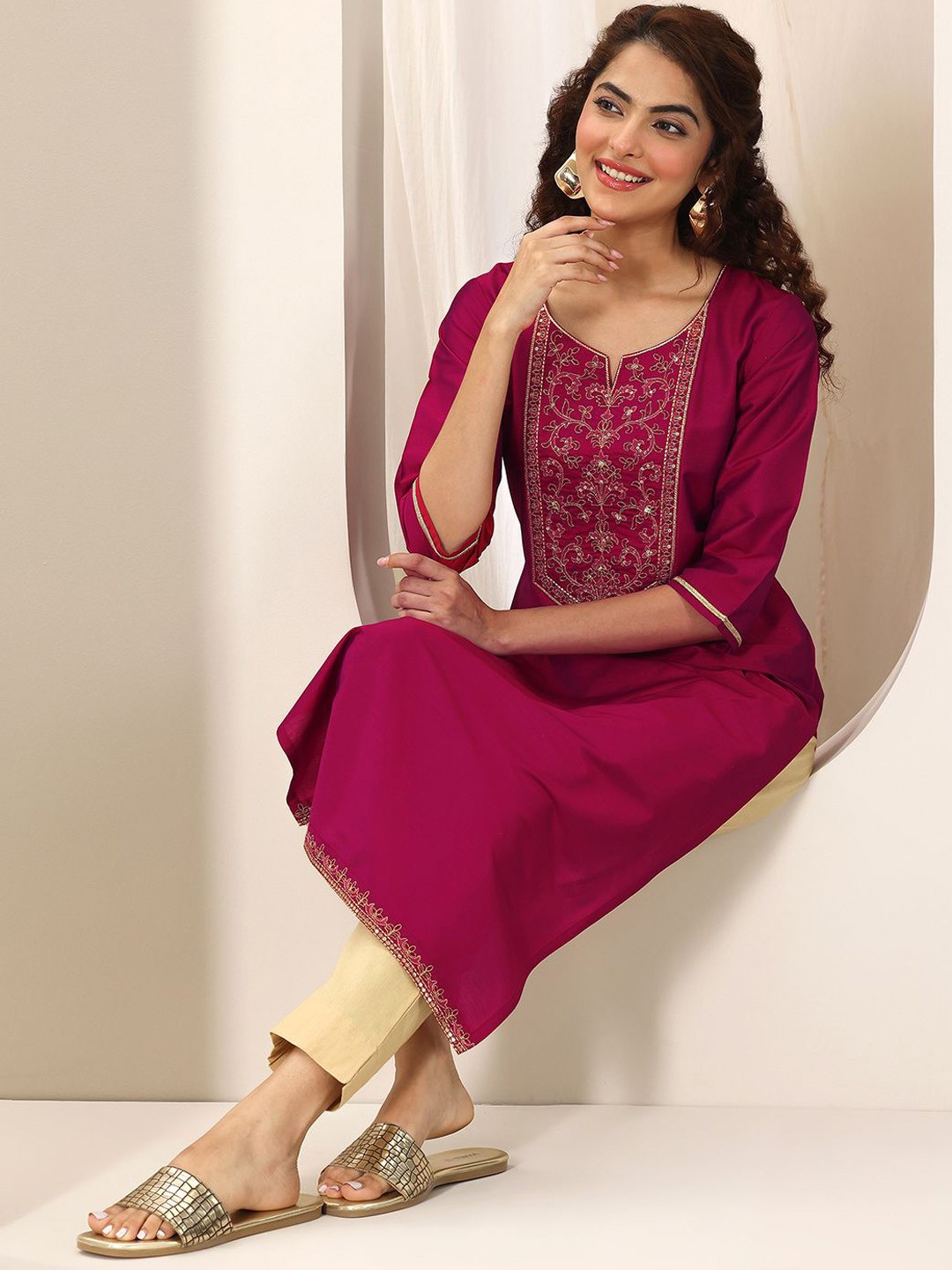 

Libas Floral Embroidered Notch Neck Straight Kurta, Fuchsia