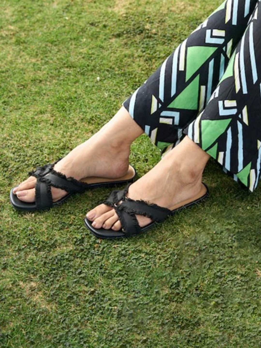 

CAI Women Black Cross Lacey Flats