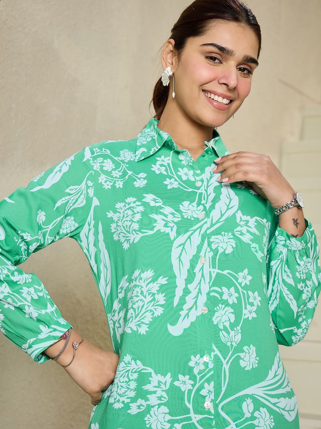

Indo Era Floral Printed Shirt Collar Kurta With Trousers, Green