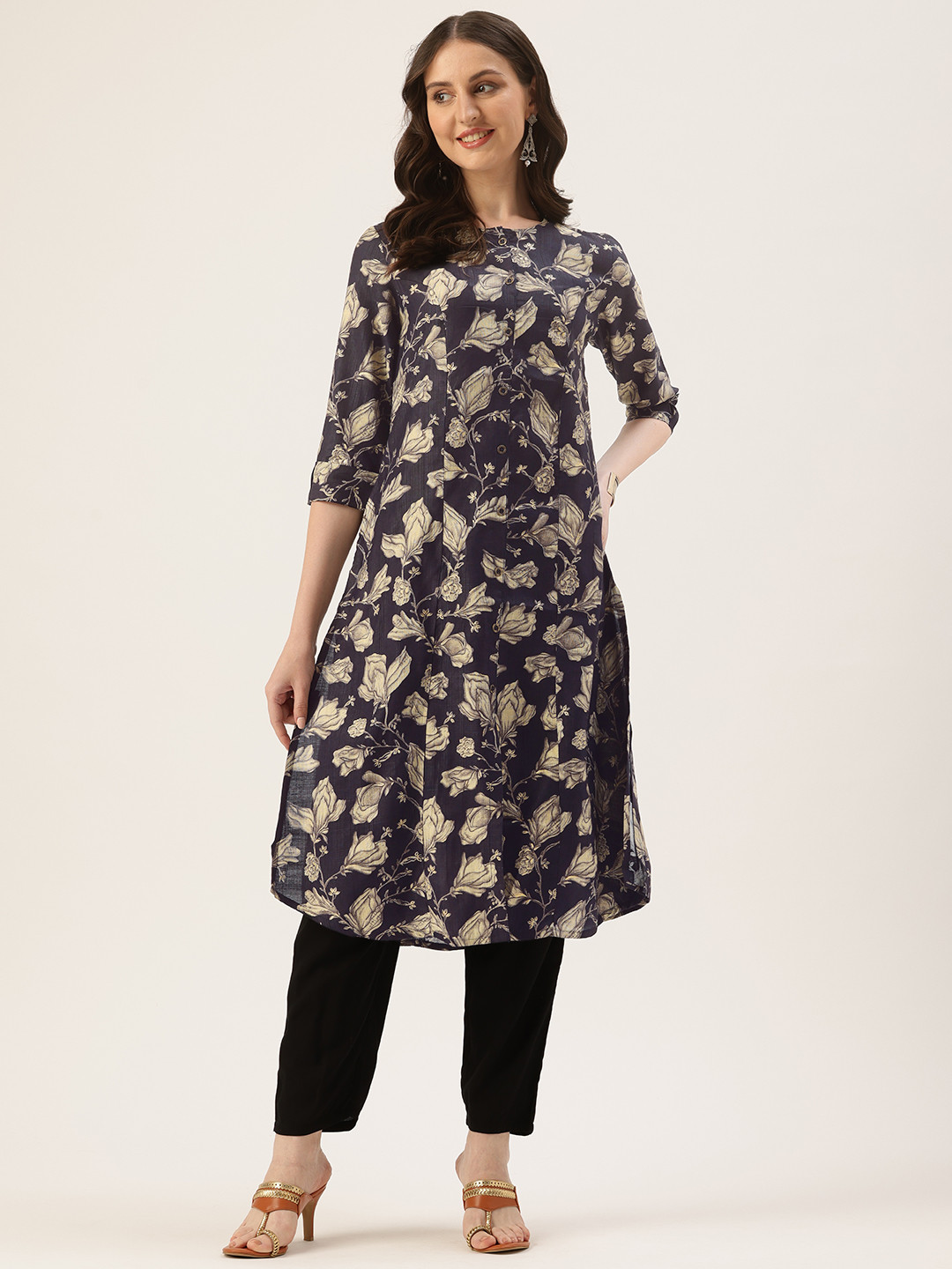 

AMUKTI Floral Printed Roll Up Sleeves Kurta, Black