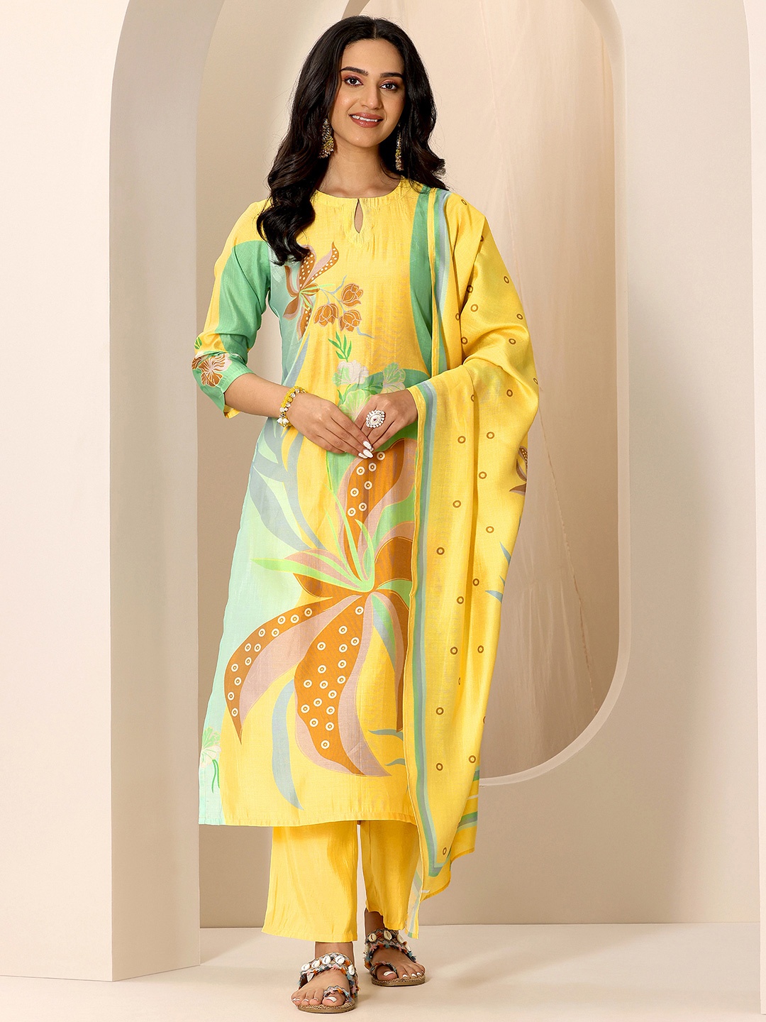 

Libas Floral Printed Keyhole Neck Kurta With Trouser And Dupatta, Yellow