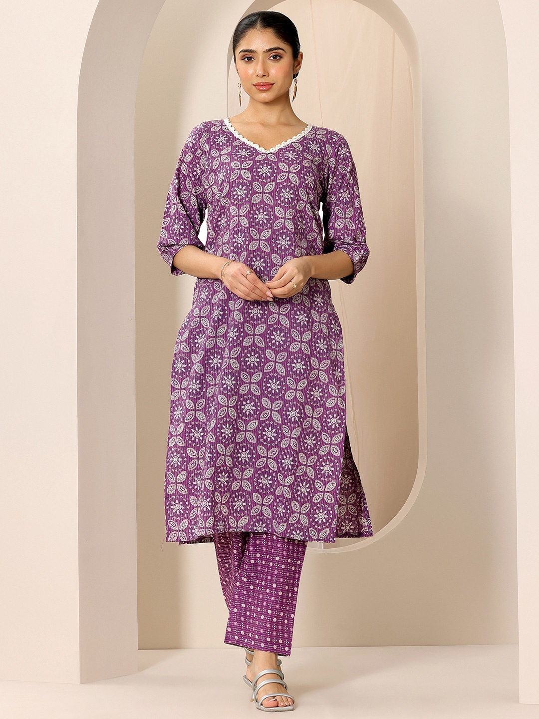 

Libas Ethnic Motifs Printed V-Neck Kurta With Trousers, Purple