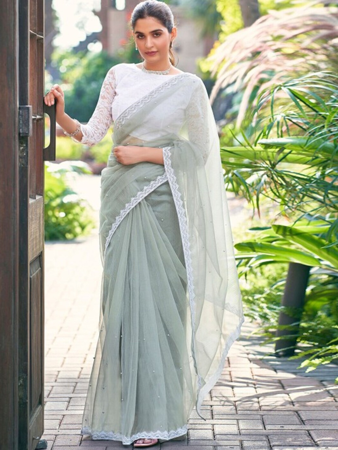 

VRAGI Embroidered Net Saree, Grey