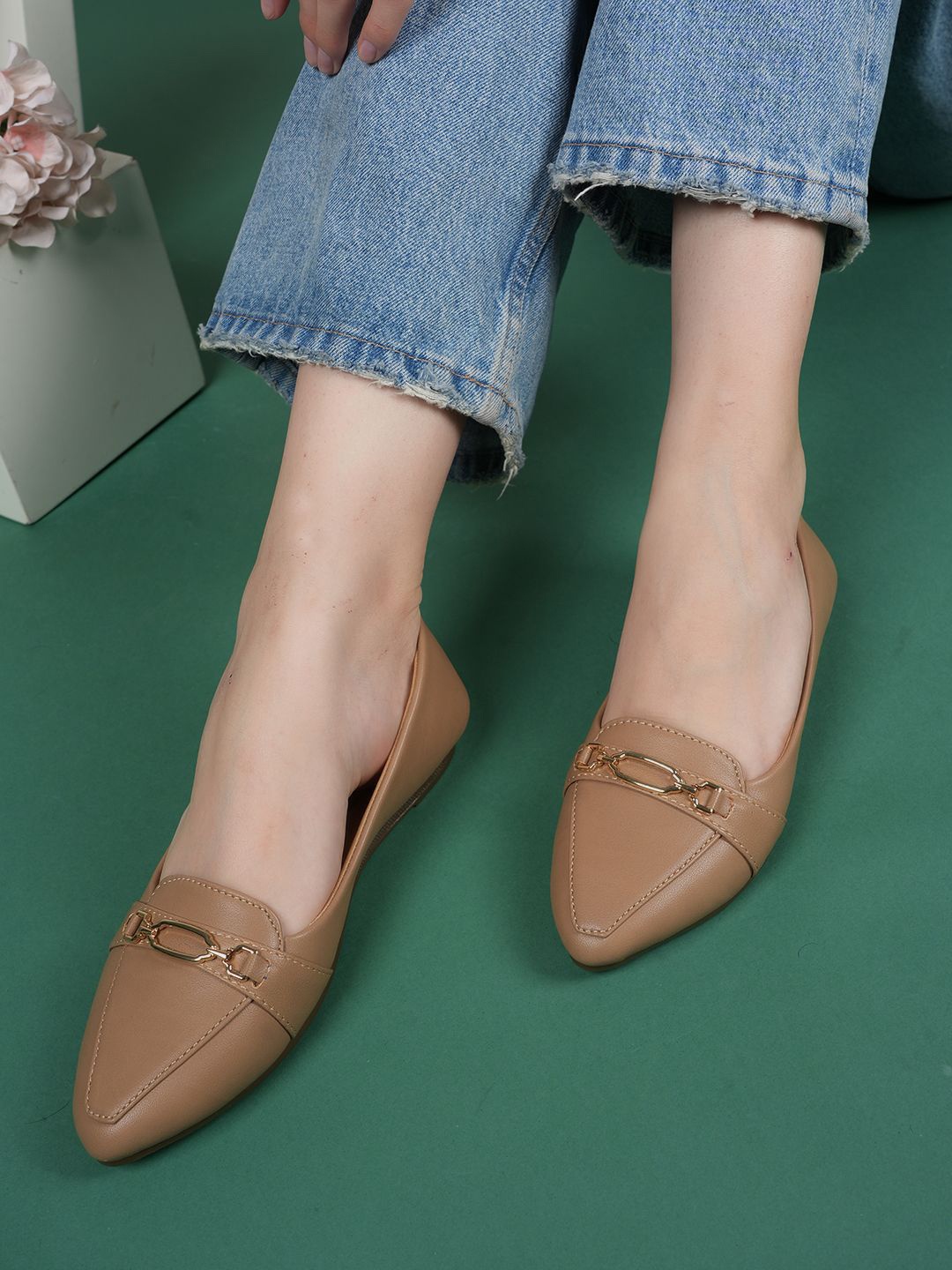 

Mast & Harbour Women Pointed Toe Mojaris, Beige