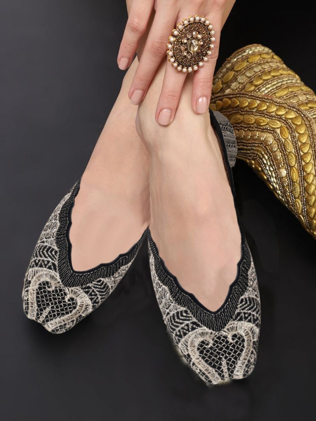 

CATBIRD Women Woven Design Round Toe Mojaris, Black