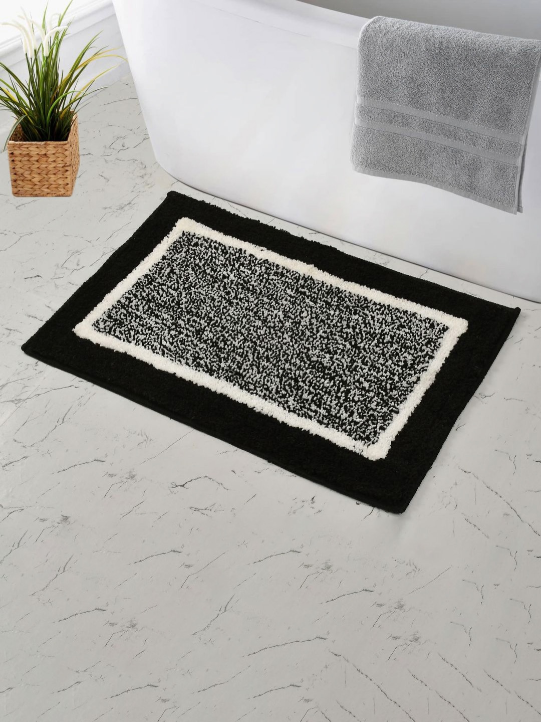 

MAA HOME CONCEPT Black & White Microfiber Anti Skid 1600 GSM BathMat