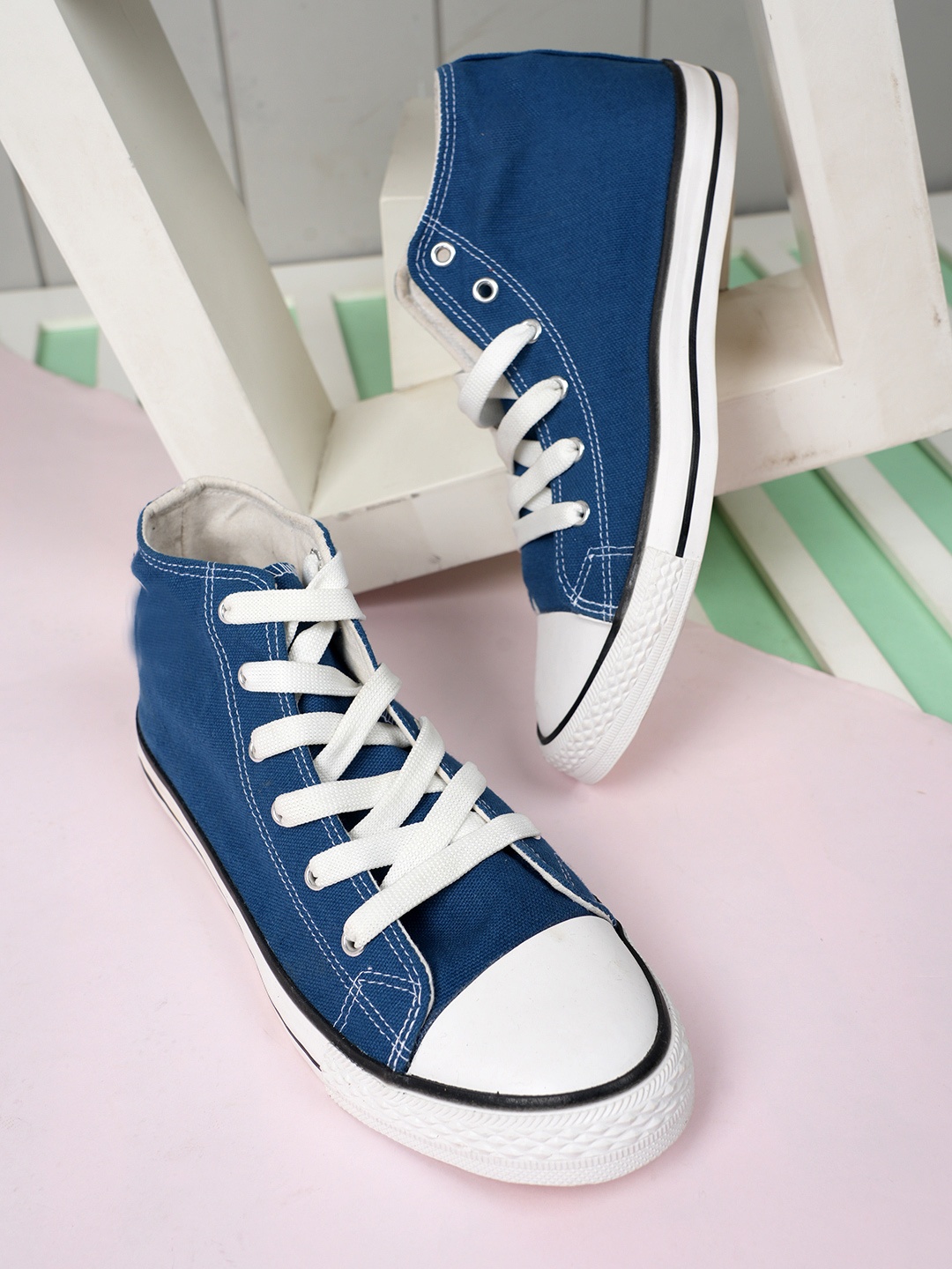 

MOZAFIA Men Colourblocked Round Toe Sneakers, Blue