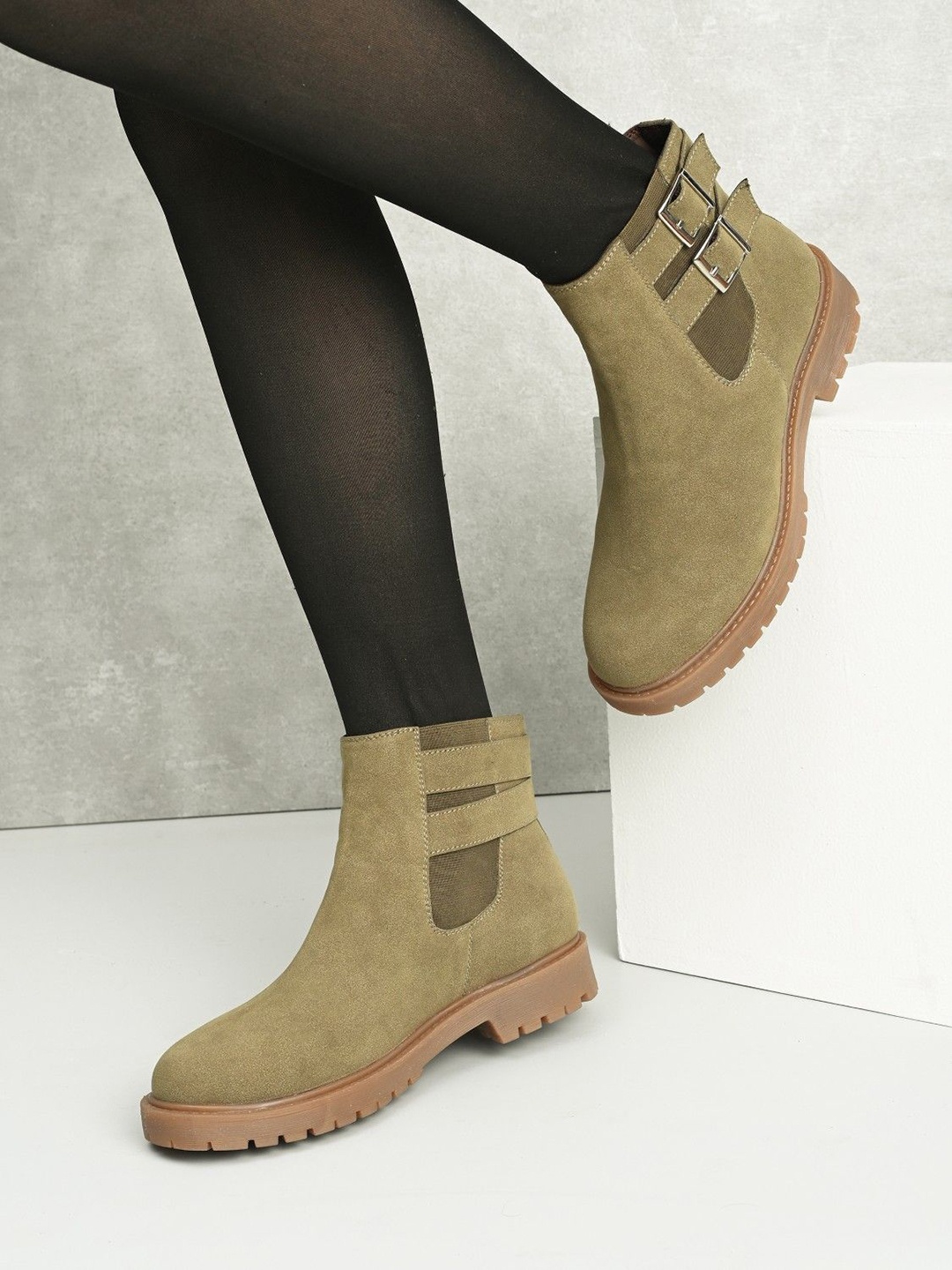 

The Roadster Lifestyle Co Women Block Heeled Chelsea Boots, Olive