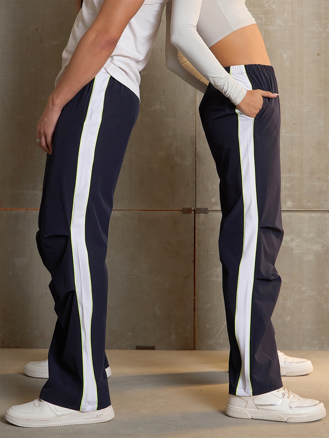 

SASSAFRAS Unisex Side Panel Baggy Parachute Pants, Navy blue