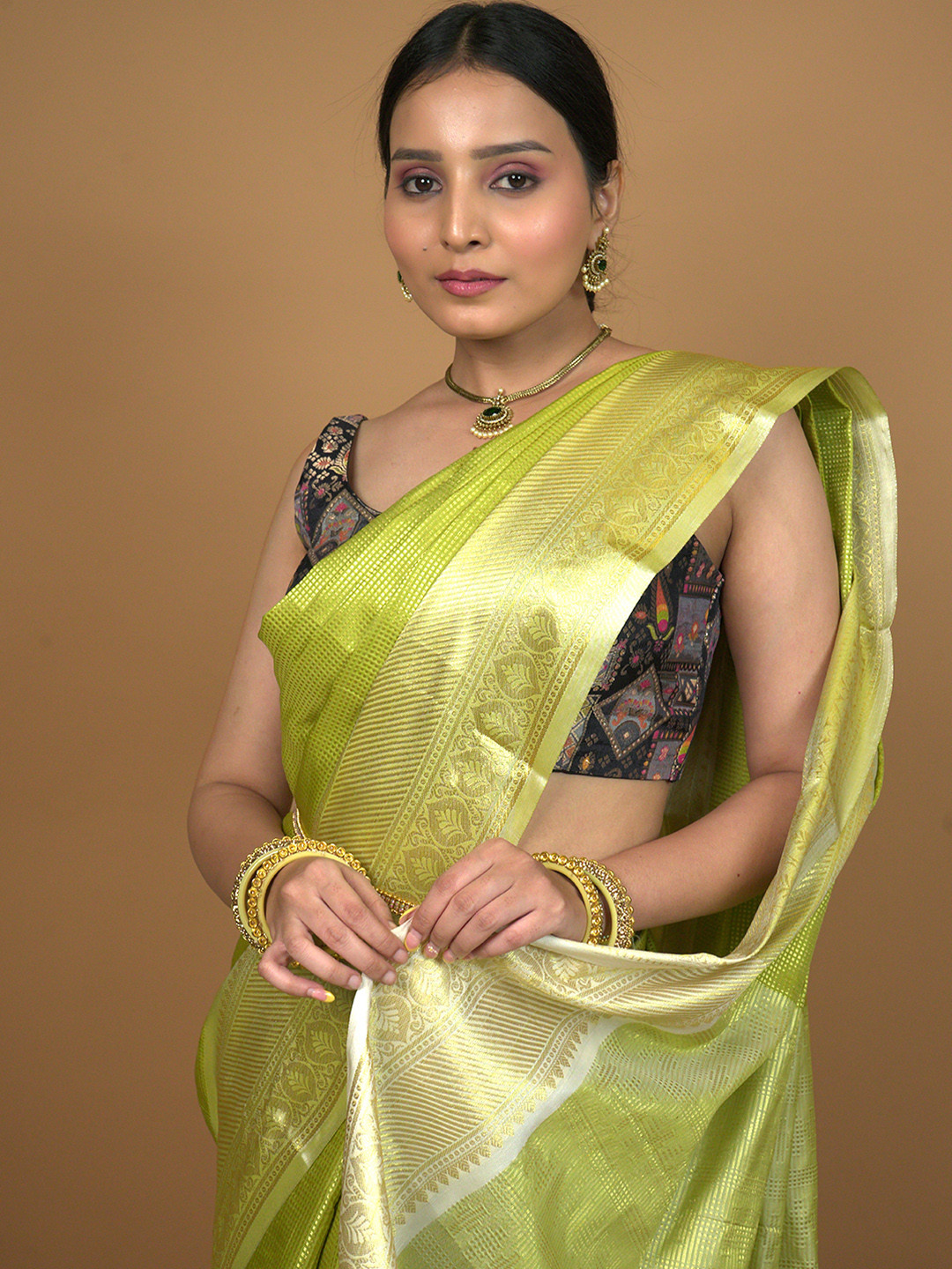 

HELLA FASHIONS Art Silk Saree, Lime green