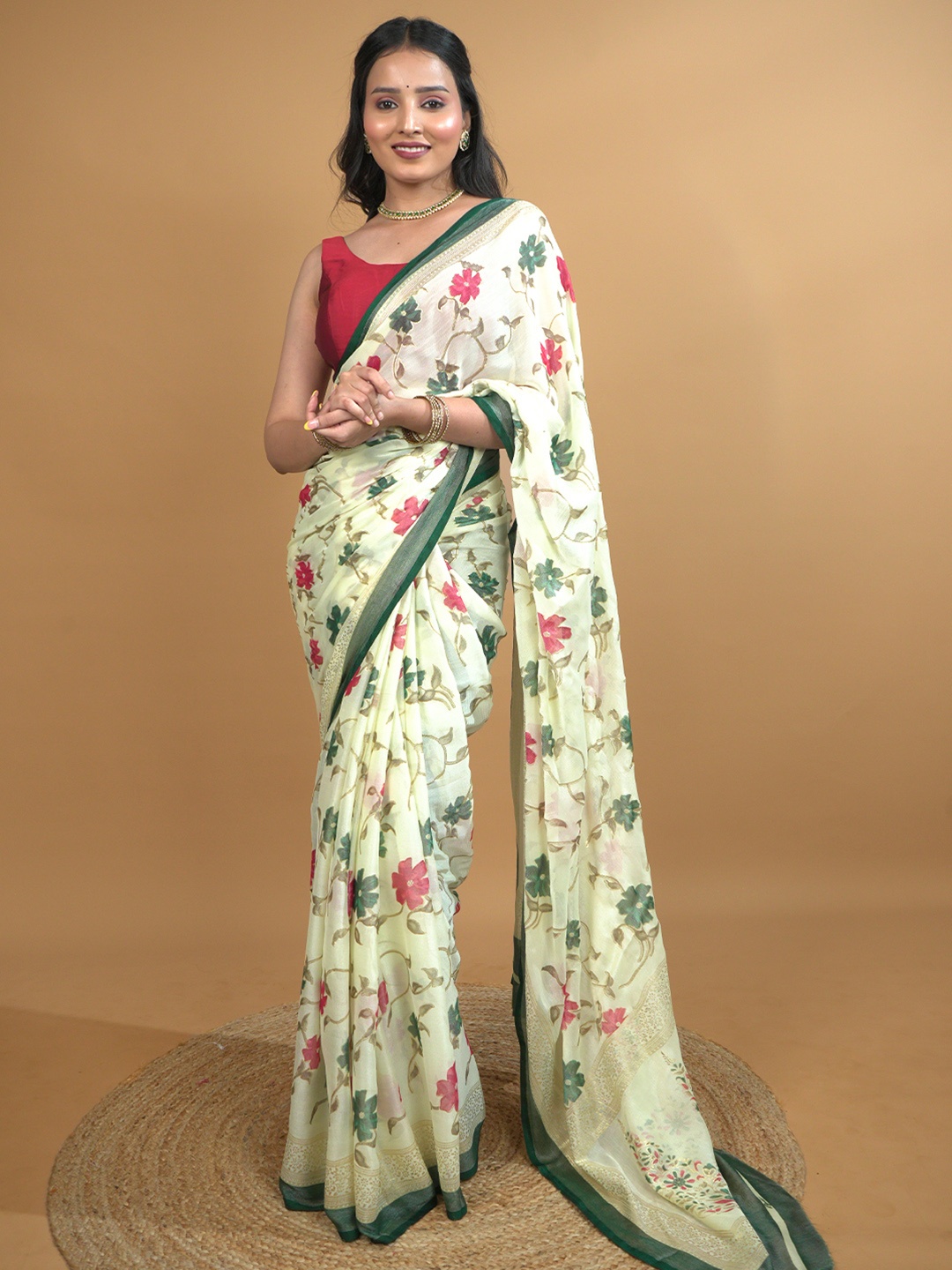 

HELLA FASHIONS Ethnic Motifs Saree, Green