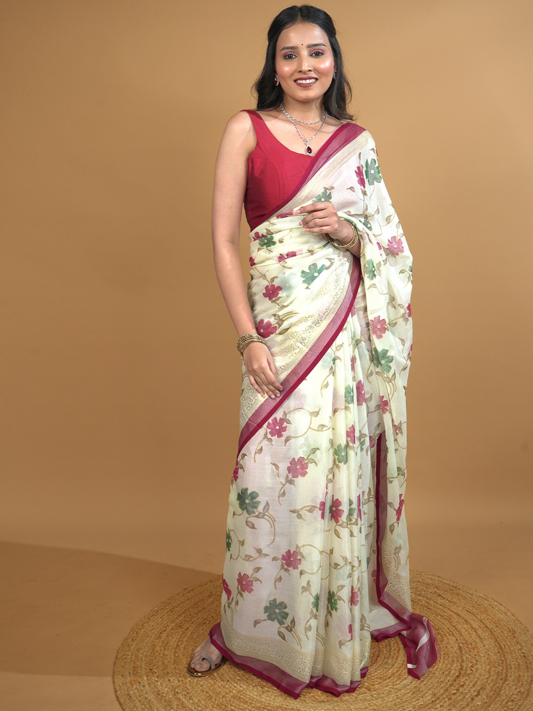 

HELLA FASHIONS Floral Zari Saree, Red