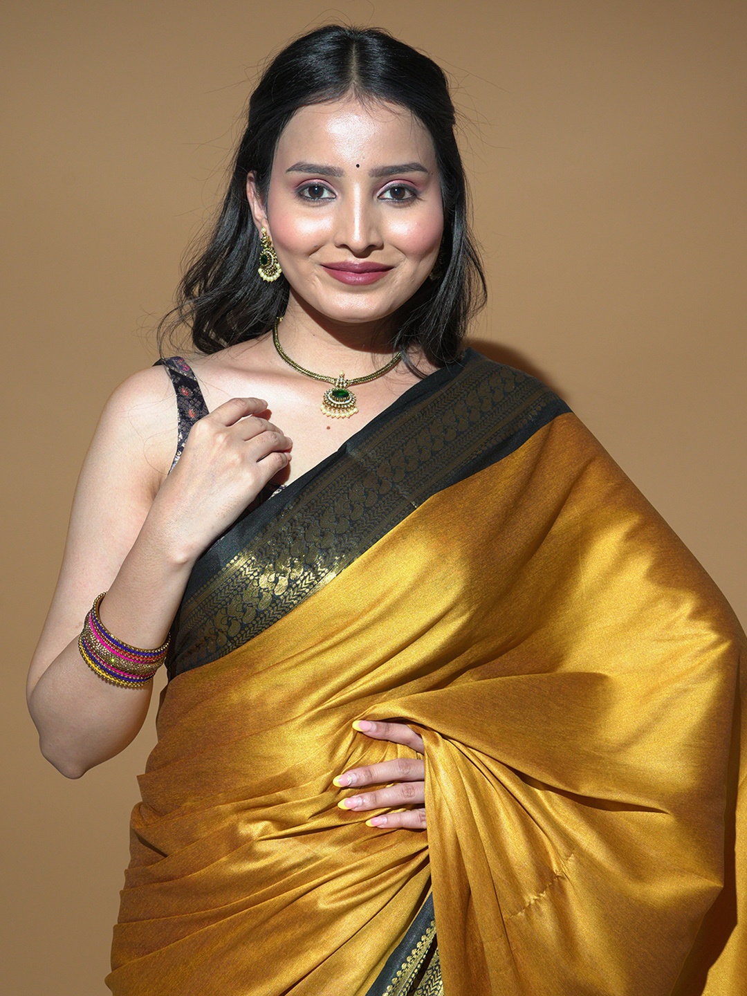 

HELLA FASHIONS Zari Saree, Gold