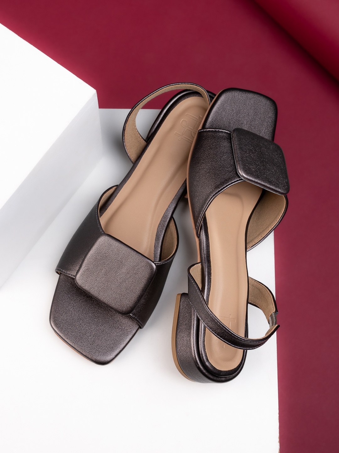 

Hydes N Hues Women Open Toe Flats, Metallic