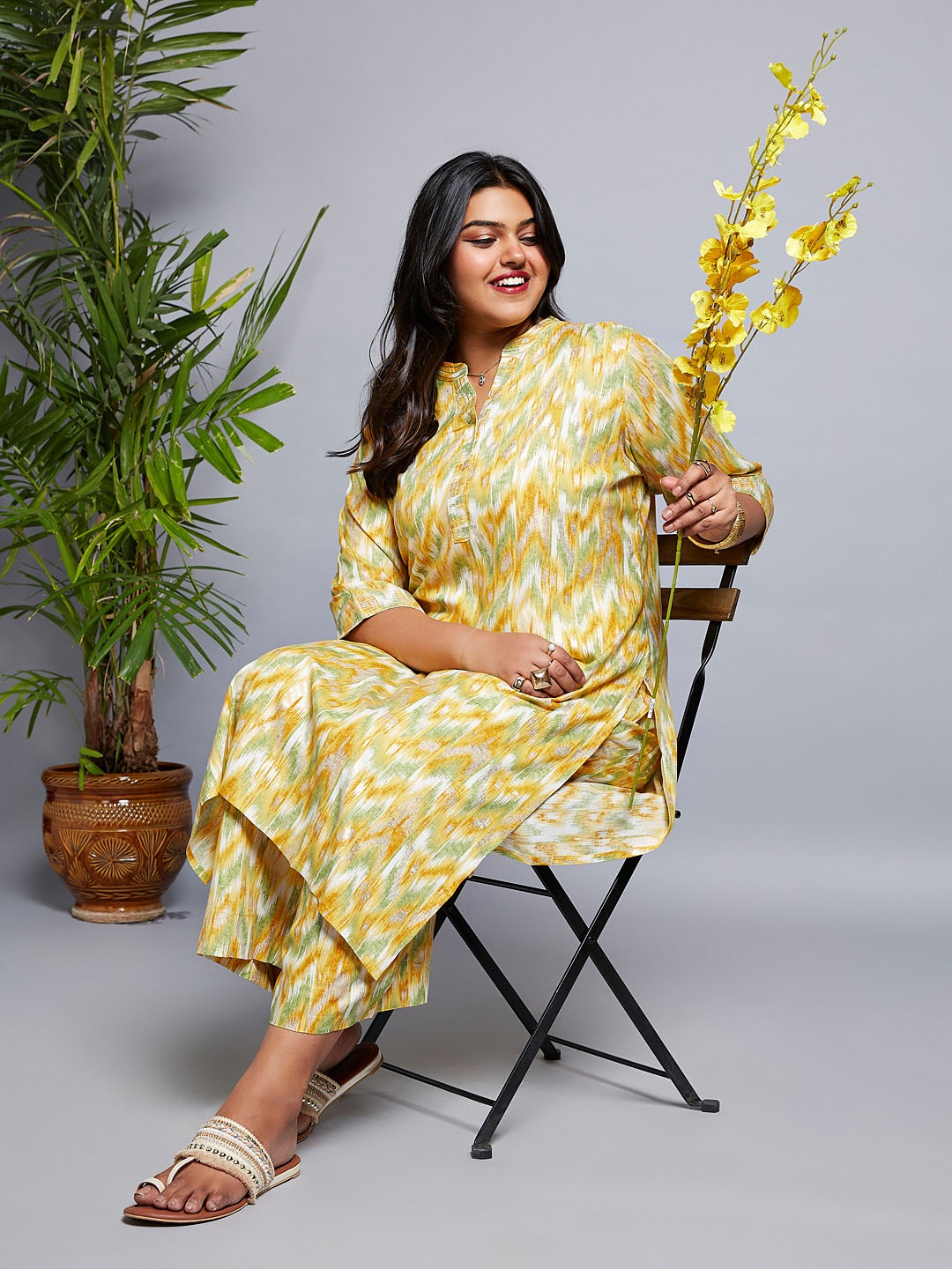 

Globus Gloplus Mandarin Neck Chevron Print Zari Straight Plus Size Kurta & Pants Set, Yellow