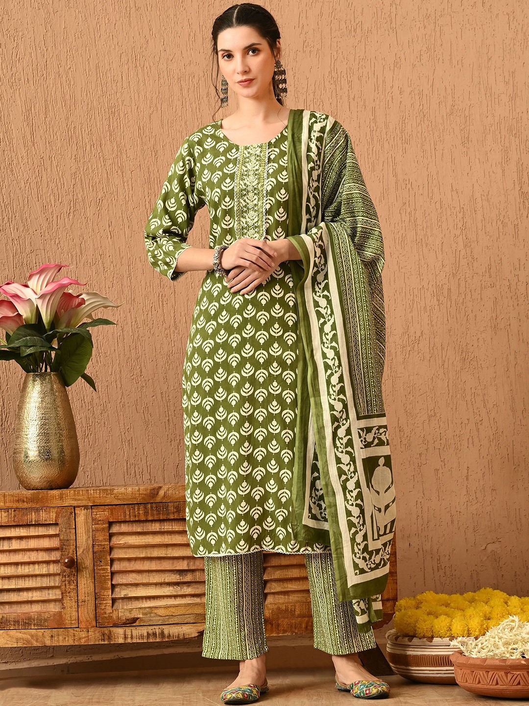 

Anouk Women Floral Printed Regular Kurta with Trousers & With Dupatta, Green