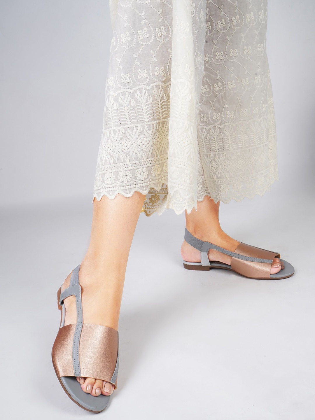 

TRYME Women Colourblocked Ethnic Open Toe Flats, Rose gold