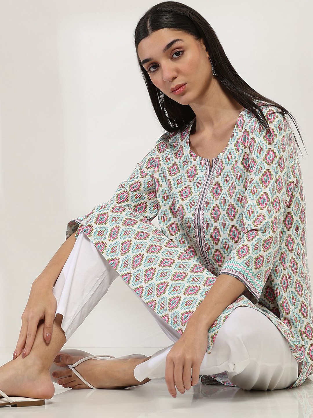 

Rangriti Floral Printed Notch--Neck Straight Kurta, White