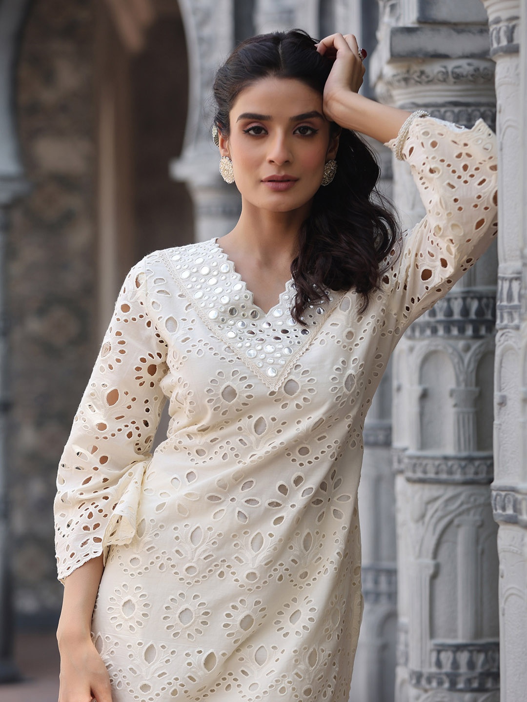 

Varanga Women Floral Embroidered Regular Pure Cotton Kurta with Trousers, Off white