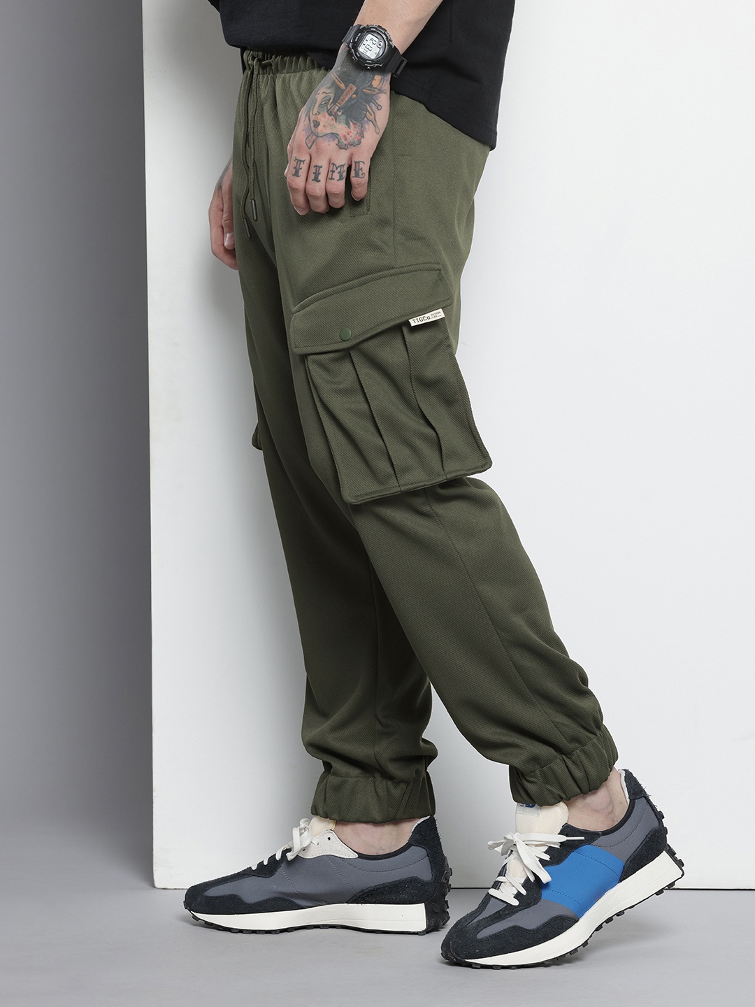 

The Indian Garage Co Men Relaxed Fit Textured Cargo Joggers, Olive