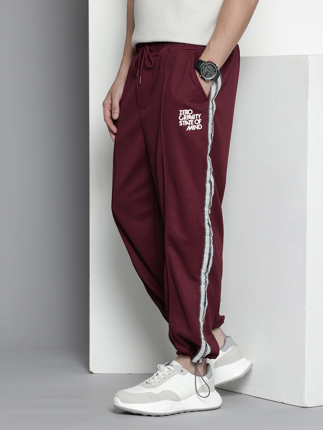

The Indian Garage Co. Men Loose Fit Typography Printed Joggers, Maroon