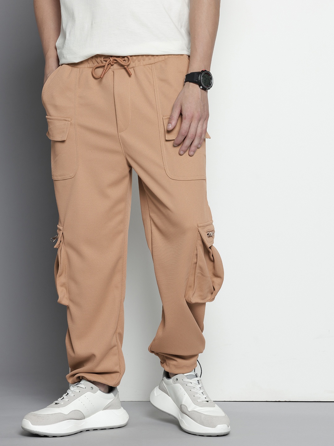 

The Indian Garage Co. Men Relaxed Fit Cargo Joggers, Beige