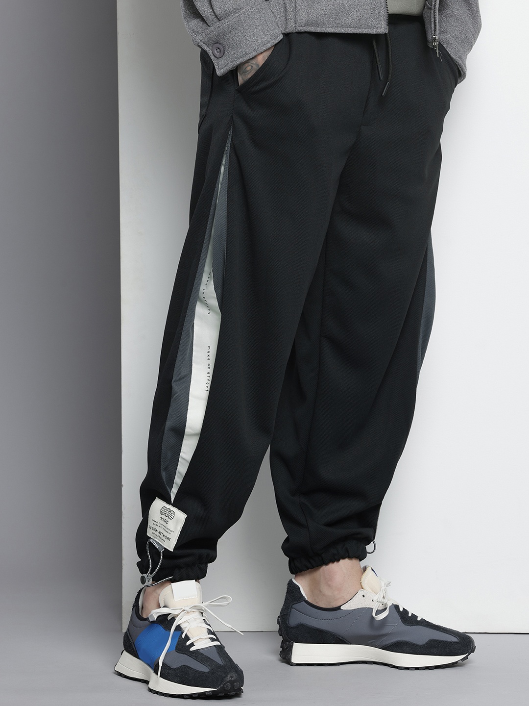 

The Indian Garage Co Men Baggy Relaxed Fit Textured Joggers, Black